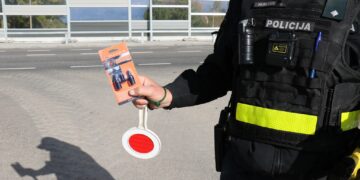 Prevencinės priemonės metu vairuotojams dalinti ultragarsiniai švilpukai