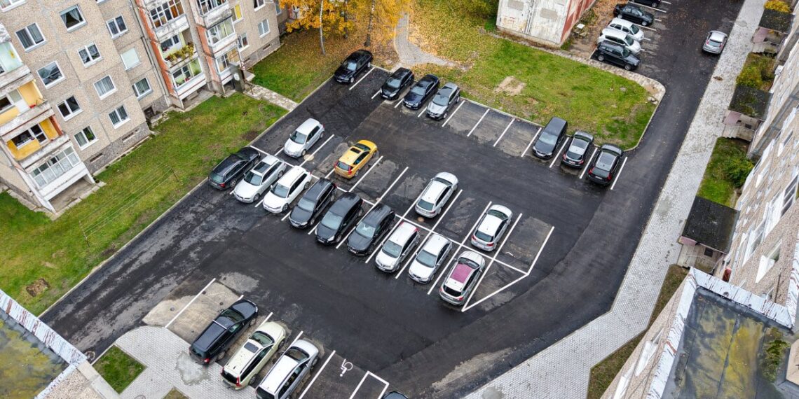 Kauno gatvėje atnaujintos stovėjimo aikštelės