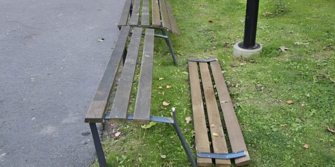 Šakių J. Lingio parke sulaužyti suoleliai