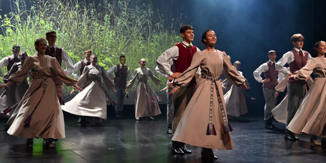 Šakiuose nuaidėjo respublikinis vaikų ir jaunimo liaudiškų šokių konkursinis festivalis „Jievaro tiltu 2025“