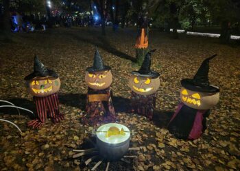 Marijampolėje sužibo penktoji šviečianti moliūgų alėja