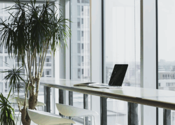 Inovacijos po kojomis: kodėl šildanti grindinė platforma yra pramonės ir biuro patalpų sprendimas?