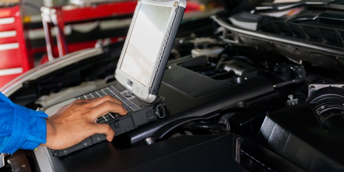 Mechanikas atlieka diagnostiką