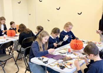 Šakių bibliotekoje šurmuliavo kūrybinės Helovyno tematikos edukacijos moksleiviams