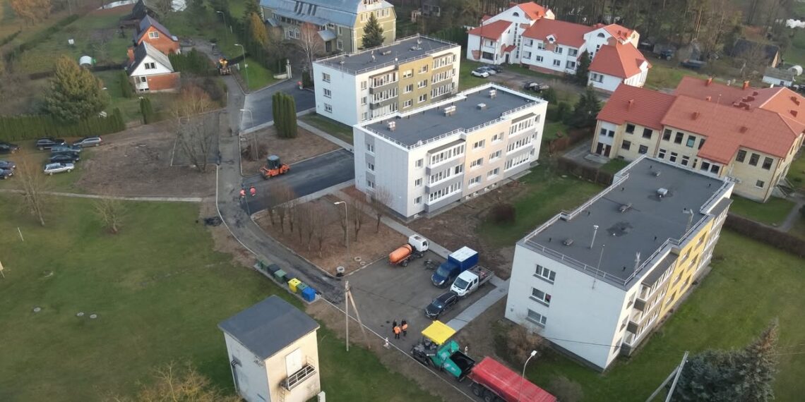 Lekėčiuose baigiami daugiabučių automobilio stovėjimo aikštelių atnaujinimo darbai