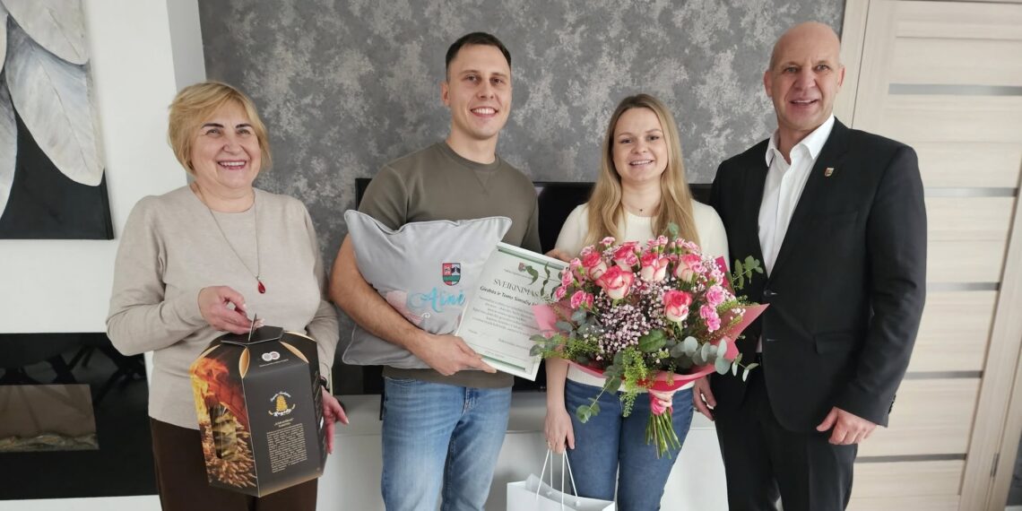 Pasveikinta 100-ojo kūdikio susilaukusi Šakių rajono šeima