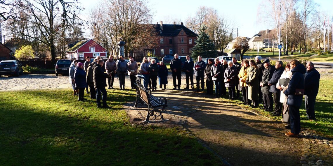 Pajevonyje atidengtas suolelis poetui Justinui Naujokaičiui atminti