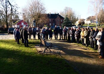 Pajevonyje atidengtas suolelis poetui Justinui Naujokaičiui atminti