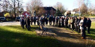 Pajevonyje atidengtas suolelis poetui Justinui Naujokaičiui atminti