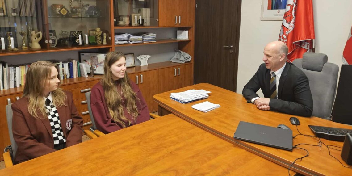 Moksleiviai šešėliavo Šakių rajono savivaldybėje ir iš arti susipažino su savivaldybės darbu