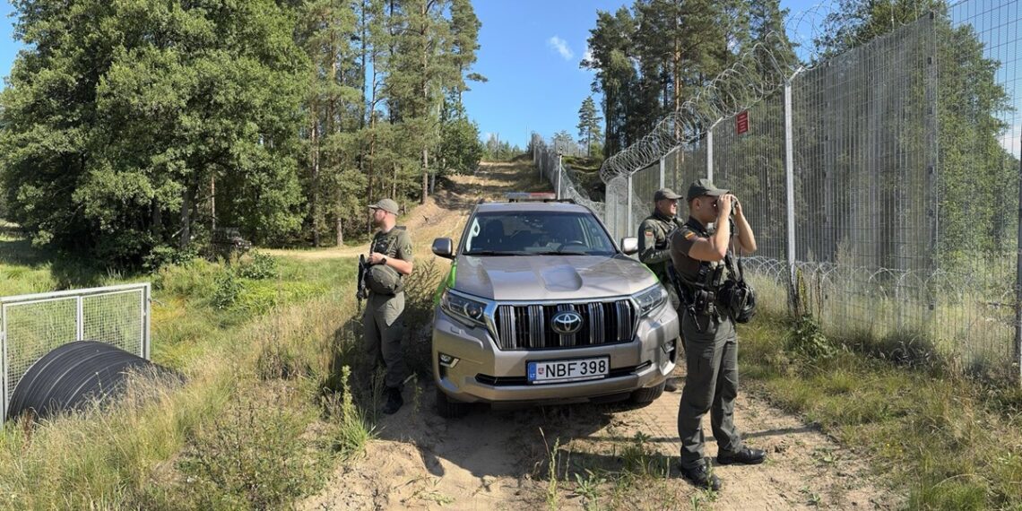 Lenkija, Lietuva ir Latvija jau neįsileido 200 tūkst. į jas iš Baltarusijos besibrovusių migrantų