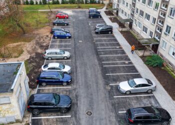 Atnaujinta R. Juknevičiaus g. 52 automobilių stovėjimo aikštelė