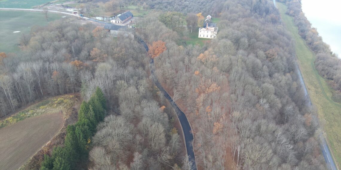 Baigiami Kalno g., vedančios link Žemosios Panemunės dvaro asfaltavimo darbai