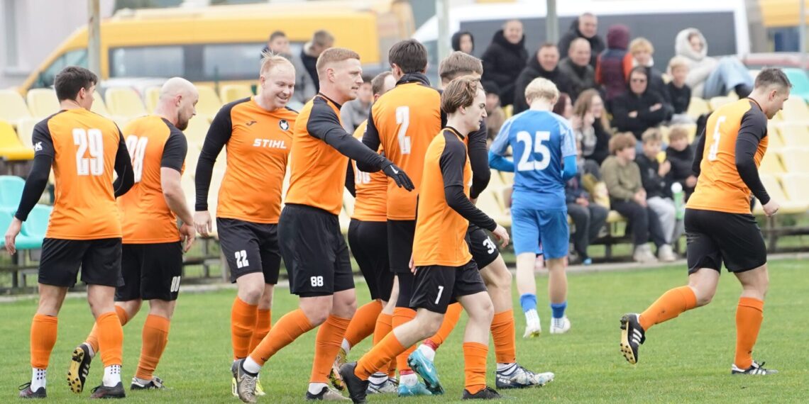 Kazlų Rūdos „Kazlų Rūda“ futbolininkams lygos nugalėtojo titului užsitikrinti rungtynėse prieš Kėdainių „Nevėžio“ dublerius pritrūko dviejų minučių