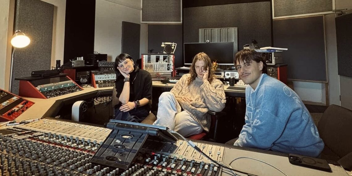 Iš kairės Eva Senkutė ir grupės „Abudu“ nariai