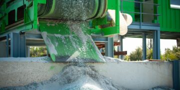 Į stiklo konteinerį metate indus? Tai klaida, dėl kurios perdirbtas stiklas gali virsti brokuota produkcija