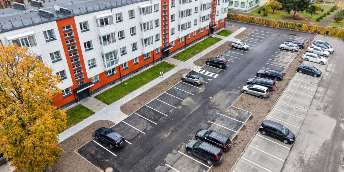 Jaunimo gatvėje – nauja, patogi automobilių stovėjimo aikštelė