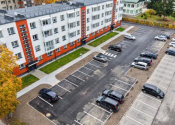 Jaunimo gatvėje – nauja, patogi automobilių stovėjimo aikštelė