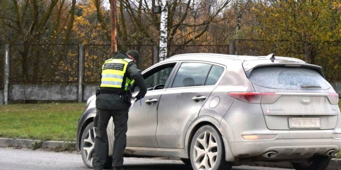 Lietuvos teisėsaugos ieškomą radviliškio gyventoją pasieniečiai perdavė policijos pareigūnams