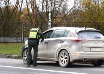 Lietuvos teisėsaugos ieškomą radviliškio gyventoją pasieniečiai perdavė policijos pareigūnams