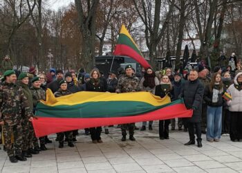 Vėliava nuo Gedimino bokšto - Kudirkos Naumiesčio Vinco Kudirkos gimnazijai