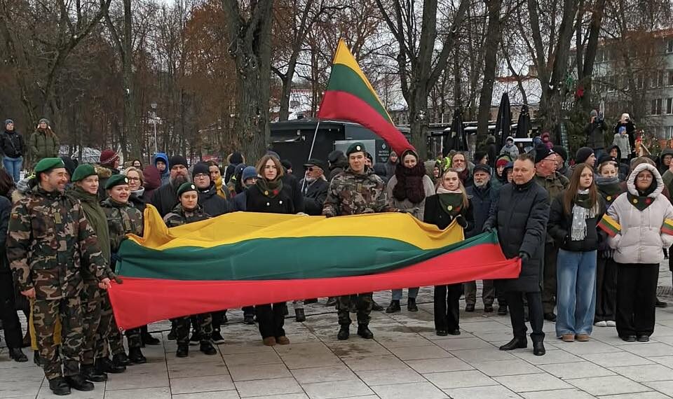 Vėliava nuo Gedimino bokšto - Kudirkos Naumiesčio Vinco Kudirkos gimnazijai