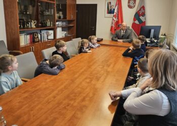Ikimokyklinio ugdymo mokyklos „Maži žingsneliai“ ambasadoriai apsilankė Šakių rajono savivaldybėje