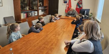 Ikimokyklinio ugdymo mokyklos „Maži žingsneliai“ ambasadoriai apsilankė Šakių rajono savivaldybėje