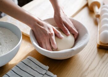 Patarimai, kaip paruošti trapią pyrago tešlą – nuo ingredientų iki tobulo trapumo