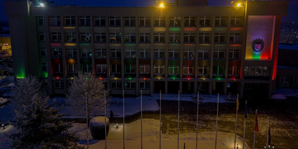 Laisvės gynėjų dieną Savivaldybės administracijos languose sužibo atminties ir vienybės šviesa