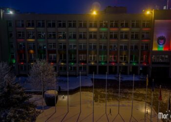Laisvės gynėjų dieną Savivaldybės administracijos languose sužibo atminties ir vienybės šviesa