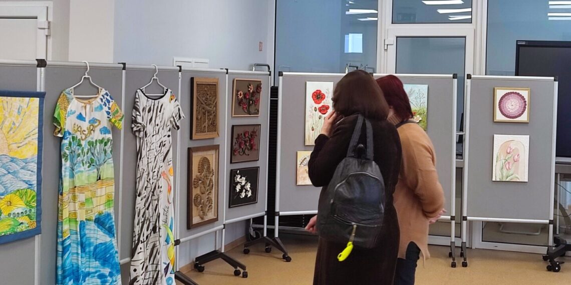 Draugystės bibliotekoje – Marijampolės savivaldybės neįgaliųjų draugijos rankdarbių ir dizaino studijos „Fantazija" kūrybinių darbų paroda