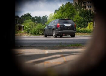 Pradėtas ikiteisminis tyrimas dėl VMI vykdytos prekybos konfiskuotais automobiliais