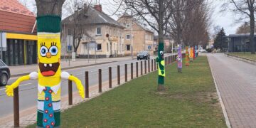 Išskirtinė iniciatyva Kalvarijoje: darželio bendruomenė „aprengė“ miesto medžius