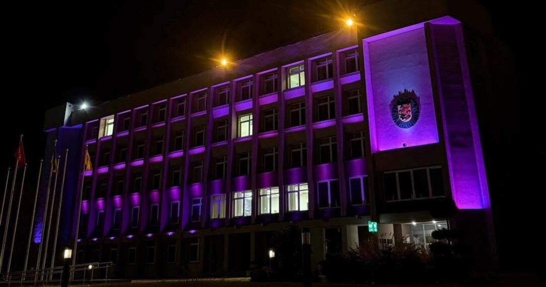 Marijampolės savivaldybės pastatas nusidažė purpurine spalva - minima Pasaulinė epilepsijos pažinimo diena