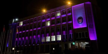 Marijampolės savivaldybės pastatas nusidažė purpurine spalva - minima Pasaulinė epilepsijos pažinimo diena