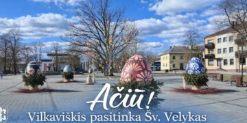 Vilkaviškio dr. Jono Basanavičiaus aikštė pražydo Velykinėmis spalvomis ir dekoracijomis