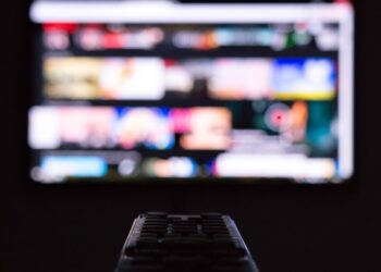 Kaip išmanioji televizija pakeitė mūsų vakarus: nuo skepticizmo iki „kaip anksčiau gyvenome be to”