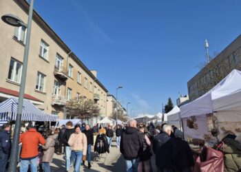 Marijampolės širdyje atgimė tradicijos: J. Basanavičiaus aikštę užpildė Kaziuko mugė