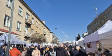 Marijampolės širdyje atgimė tradicijos: J. Basanavičiaus aikštę užpildė Kaziuko mugė