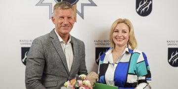 Už indėlį įgyvendinant „Tūkstantmečio mokyklų“ projektą Kazlų Rūdoje mero padėka įteikta Inai Živatkauskienei