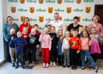 Smalsieji „Pelėdžiukai“ svečiuose pas merą: pažintis su Savivaldybe kupina klausimų ir šypsenų