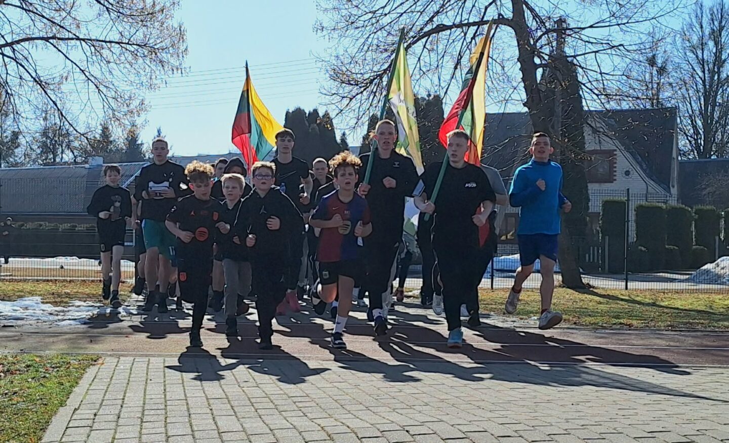 Kazlų Rūdoje Kovo 11-oji paminėta tradiciniu bėgimu „Tiltas iš praeities į dabartį“