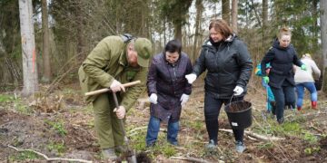 Vilkaviškio savivaldybės darbuotojai mišką sodino Prezidento V. Adamkaus garbei