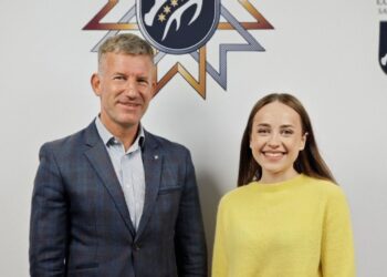 Kazlų Rūdos savivaldybės merą Mantą Varašką aplankė atlikėja Estélla