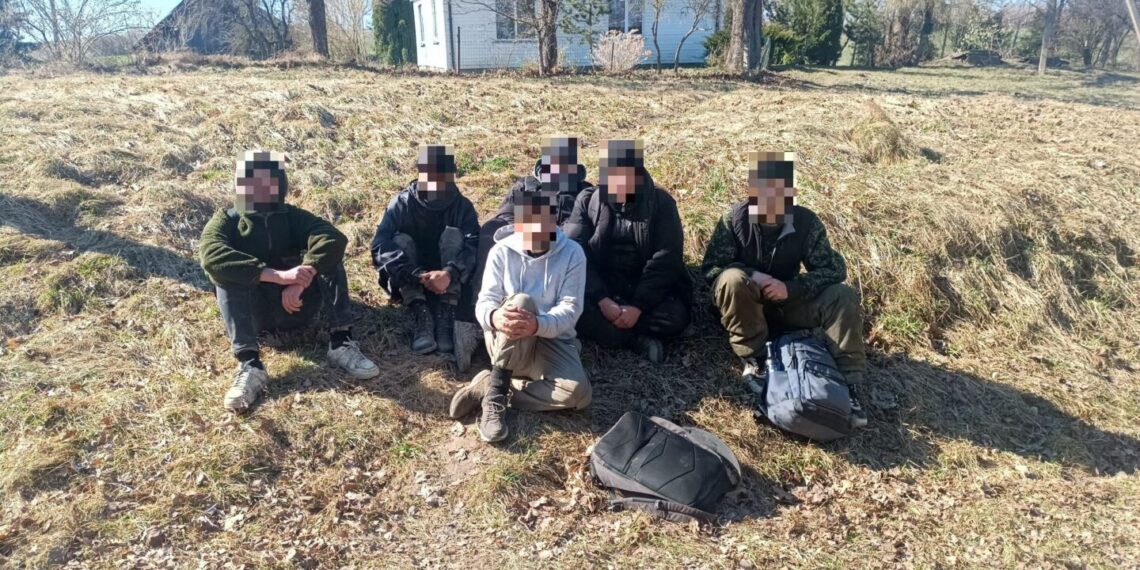 Pasieniečiai nutraukė neteisėtą grupės migrantų kelionę į Vakarus