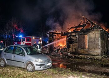 Ugniagesių žygdarbis Jūrėje: liepsnų apsuptyje išsaugotas šalia stovėjęs automobilis