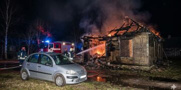 Ugniagesių žygdarbis Jūrėje: liepsnų apsuptyje išsaugotas šalia stovėjęs automobilis