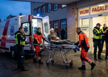 Marijampolės medikų rankose – sužalotas vyras, pareigūnų – du užpuolikai