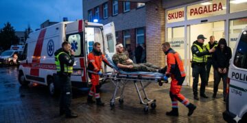 Marijampolės medikų rankose – sužalotas vyras, pareigūnų – du užpuolikai